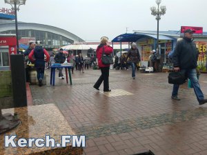 Новости » Общество: В Керчи, несмотря на запрет властей, на мосту возле рынка продолжают торговать