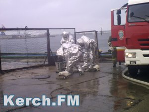 Новости » Общество: Спасатели Керчи учились тушить пожар насосного оборудования на «Заливе»