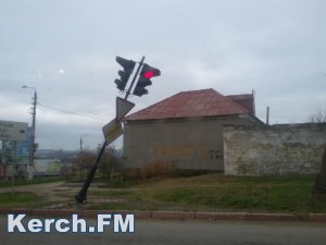 В Керчи частный дом и билборды исписали нецензурными словами про Путина