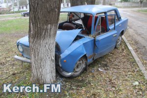 В Керчи автомобиль «ВАЗ 2101» въехал в дерево