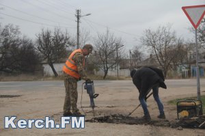 Новости » Общество: В Керчи ремонтируют дорогу к кладбищу в Аршинцево