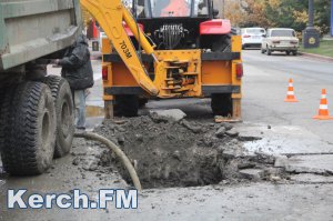 В Керчи на Карла Маркса сняли новый асфальт для ремонта водовода