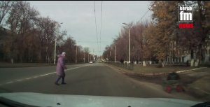 В Керчи пожилая женщина перебегает дорогу и не смотрит по сторонам (видео)