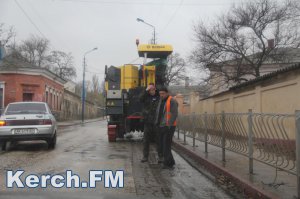 В Керчи снимают дорожное покрытие, несмотря на погоду