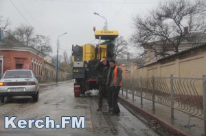 Новости » Общество: В Керчи снимают дорожное покрытие, несмотря на погоду