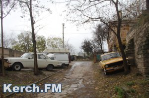 Новости » Общество: Керчанин, не смотря на штраф, продолжает торговать машинами во дворе