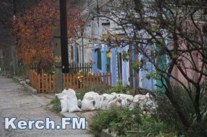 Новости » Общество: У керчан с улицы не вывозят мусор из-за нехватки водителей