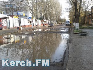 В Керчи улица из-за снятого асфальта превратилась в лужу