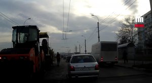 В Керчи на Ворошилова затрудненно движение из-за укладки асфальта