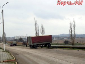 В Керчи на дороге оторвался прицеп движущегося грузовика