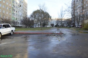 На Промбазе в Керчи на улице течет канализация