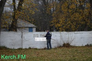 Новости » Криминал и ЧП: Забор керченского водоканала расписали вандалы