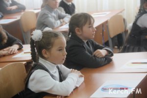 Новости » Общество: Керченские школьники спустя неделю пошли на учебу