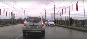 В Керчи  полицейские сняли подростка с перил Горьковского моста (видео)