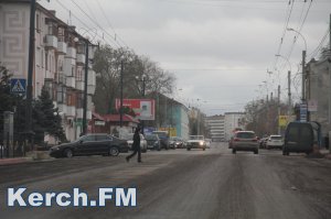 Новости » Общество: В Керчи на Свердлова сняли часть дорожного покрытия