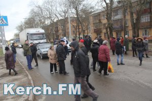 Керчане из-за отсутствия света перекрыли дорогу в районе ж/д вокзала (видео)