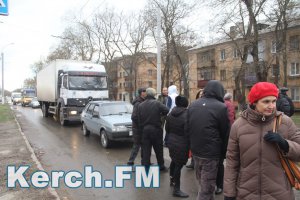 Новости » Общество: Керчанам, которые перекрыли дорогу, пообещали генератор