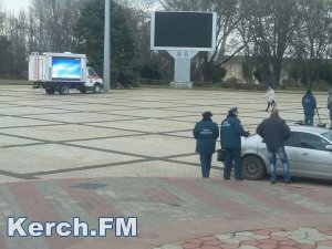 Новости » Общество: В Керчи установили экран, на котором сегодня покажут послание Путина