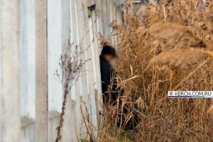 В Керчи прохожие нашли повешенного мужчину на заборе