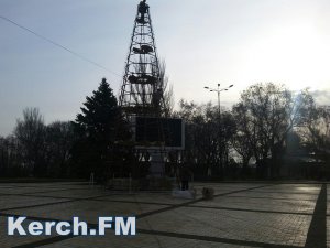 Новости » Общество: В Керчи установили каркас привычной новогодней елки - никаких сюрпризов