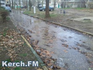 В Керчи на улице Орджоникидзе порыв водовода