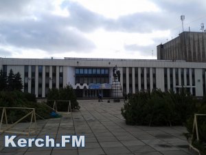 Новости » Общество: В Керчи в Аршинцево собирают новогоднюю елку