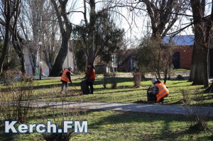 В Керчи коммунальщики приводят центр города в порядок