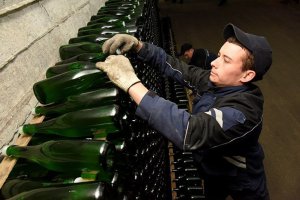 Новости » Общество: На заводе «Новый Свет» состоялась закладка шампанского «Крымский мост»