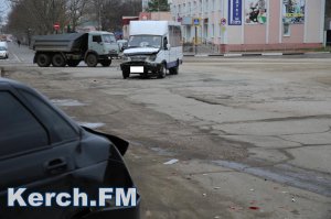Новости » Криминал и ЧП: В Керчи столкнулись два автомобиля и маршрутка