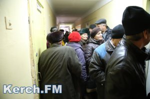 Новости » Общество: В Керчи  пенсионеры и инвалиды занимают очередь в ЖЭК с 3 часов утра
