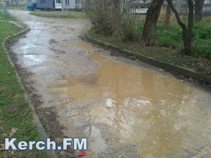 В Керчи на улице Орджоникидзе снова порыв водовода