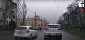 Ты репортер: В Керчи чуть не сбили мужчину, - читатель (видео)