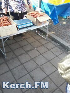 В Керчи стихийщики торгуют сосисками из ящиков на мосту возле рынка