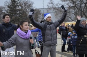 Новости » Общество: Новогодние гуляния в Керчи продолжились караоке (видео)
