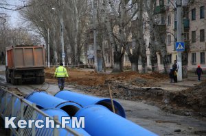 Новости » Общество: В Керчи спустя год возобновили работы по замене коллектора на Горького