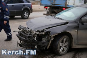 Новости » Криминал и ЧП: В Керчи на Горьковском мосту страшное ДТП: водитель застрял в машине