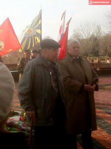 Новости » Общество: Ветераны Керчи возложили цветы к памятнику десантникам