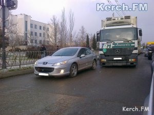 В центре Керчи грузовик Mercedes врезался в Peugeot