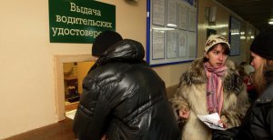 Новости » Общество: Крымчанин обжаловал в суде необходимость менять украинские автономера на российские