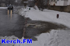 Новости » Коммуналка: В Керчи на Кирова  порыв водовода