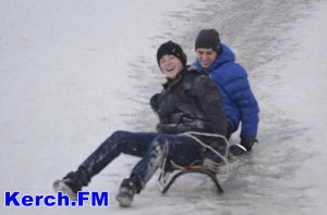 Новости » Общество: Керчане достали санки - ловим снег