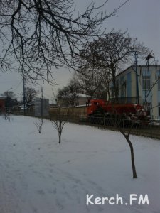 В Керчи по Чкалова техника очищает дорогу от снега