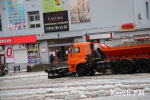 Новости » Общество: В Керчи техника чистит центр от растаявшего снега