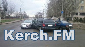 Перед Горьковским мостом в Керчи столкнулись три автомобиля
