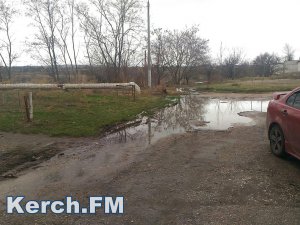 Новости » Общество: На улице Генерала Петрова в Керчи  течет канализация