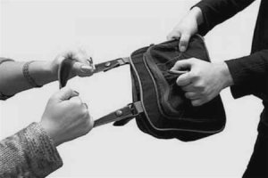 В Керчи полиция задержала уличного грабителя сумочек