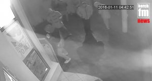В Керчи ночью неизвестный разбил платежный терминал и скрылся (видео)