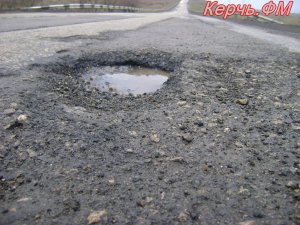 Новости » Общество: Керчане на выезде из города в яме пробили колесо