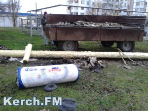 Новости » Коммуналка: Керченские коммунальщики утепляют наружные трубы теплоснабжения