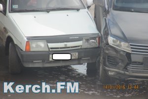 В Керчи «ВАЗ» и иномарка не поделили дорогу
